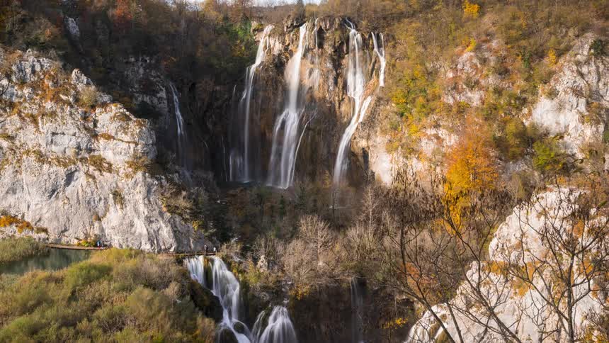 Large waterfall in free fall in a natural mountainous area