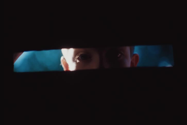 A child peeks into the slot