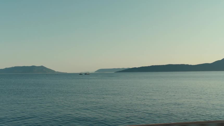 Landscape of a vast ocean with the rocky coastline in the background