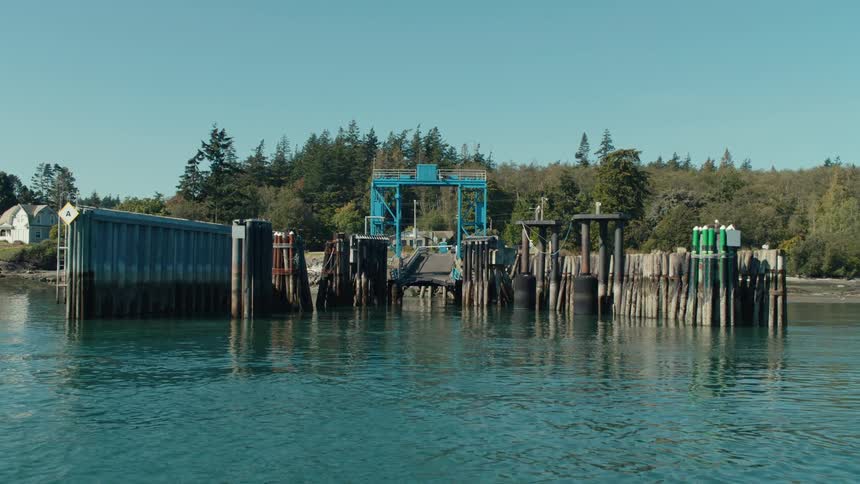 A structure for docking boats made of wood and with a blue metal arch