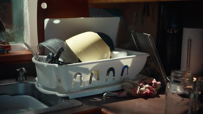 Some dishes drying in a drainboard