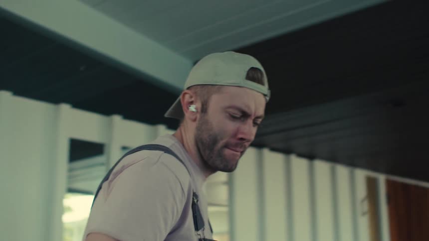 Man wearing a cap and wearing airpods enjoying music