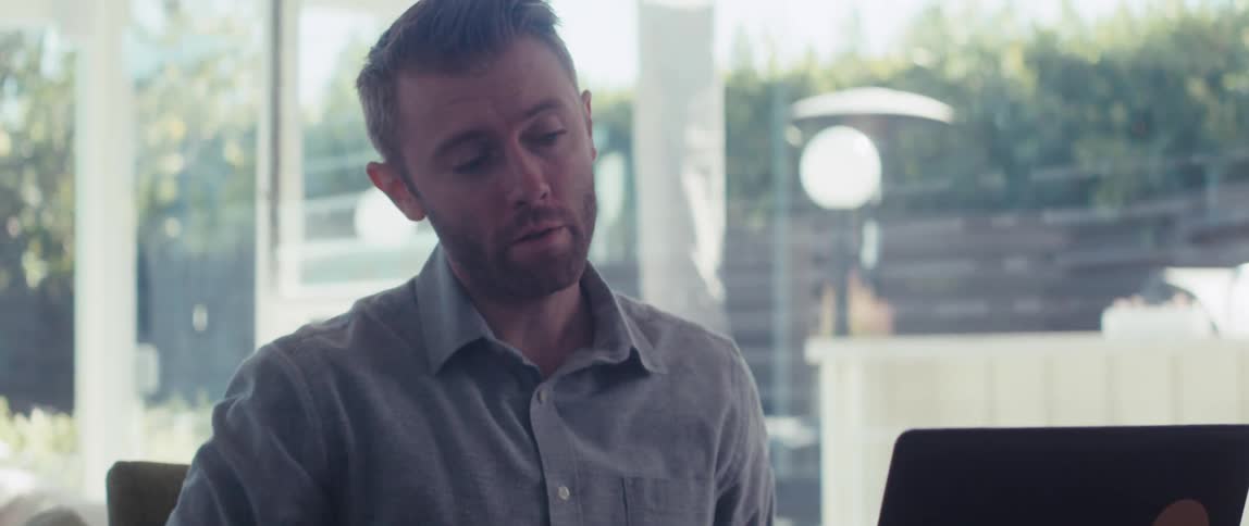 Man sitting talking in a virtual meeting on his laptop
