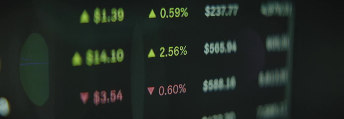 Stock percentages are listed on the monitor