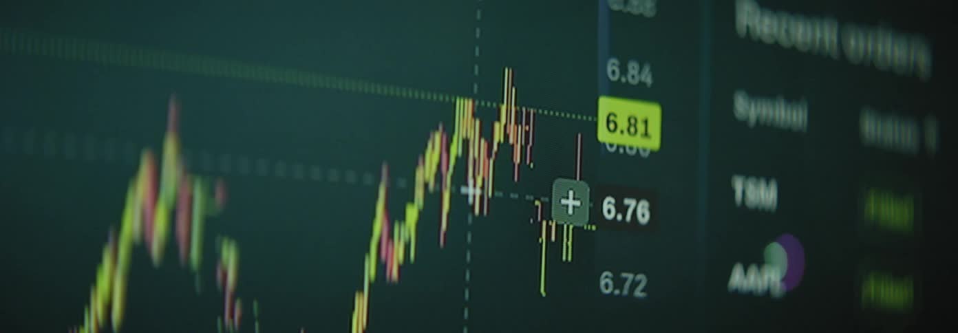 Data value displayed changes while cursor moves across a data plot on a computer screen