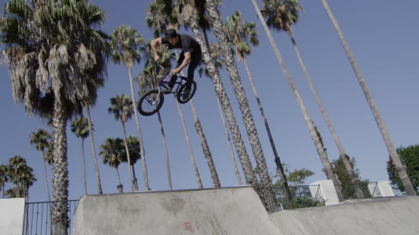 Person doing jumps with his bike in a park