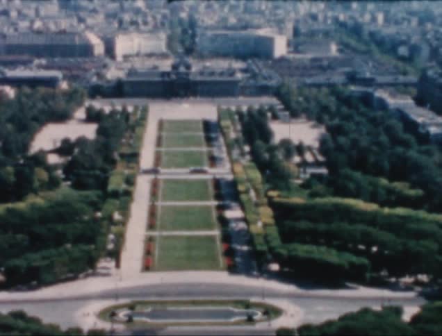 Landscape of a wooded park in the middle of a metropolitan city