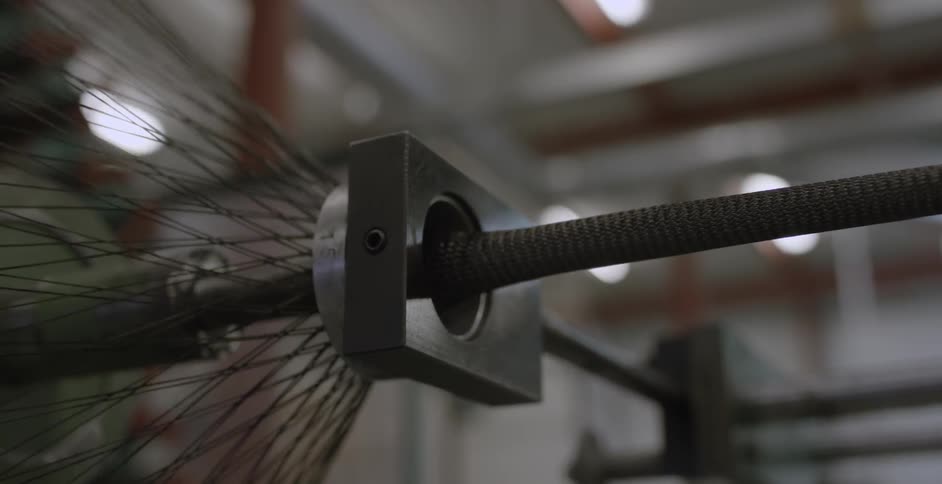 Machine braiding wire automatically