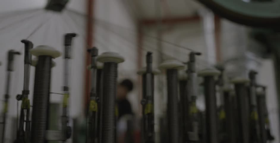 Machine braiding wire automatically