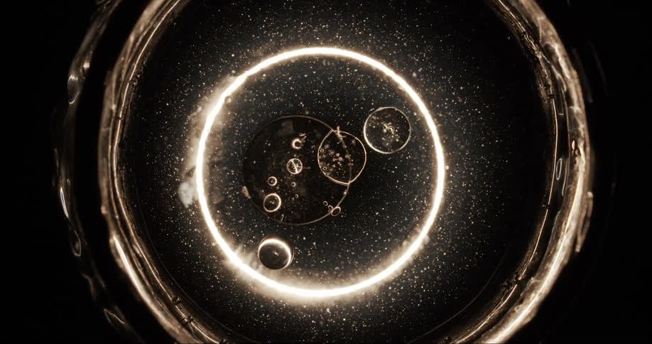 A bubble expanding in a viscous liquid that has a circular shiny shape and is rotating