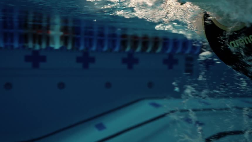 Woman swimming at a strong pace in a pool