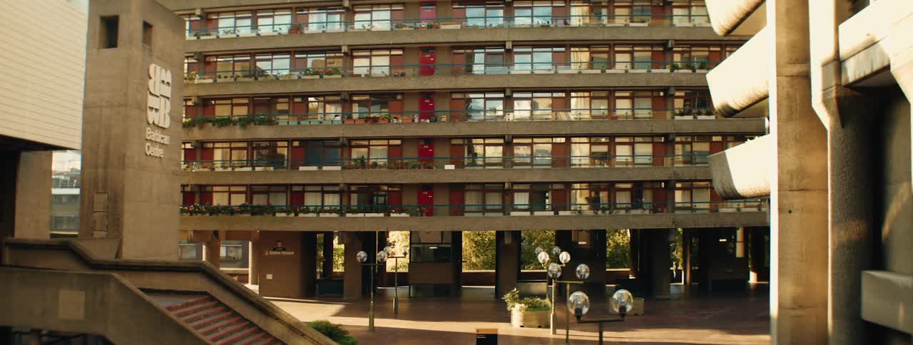 Urban building with standardized windows