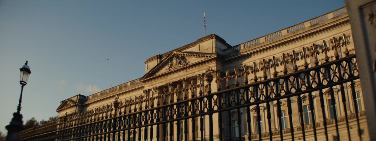 Black gate in front of the british royal palace