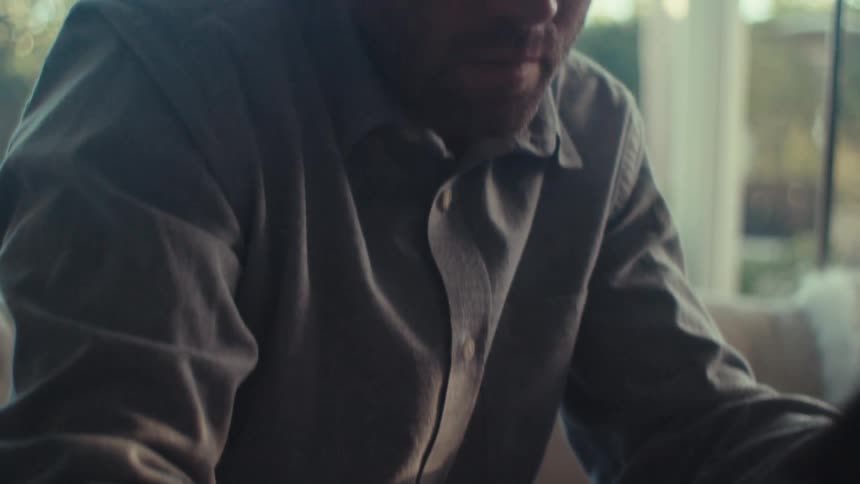 A man writes a note on his pad