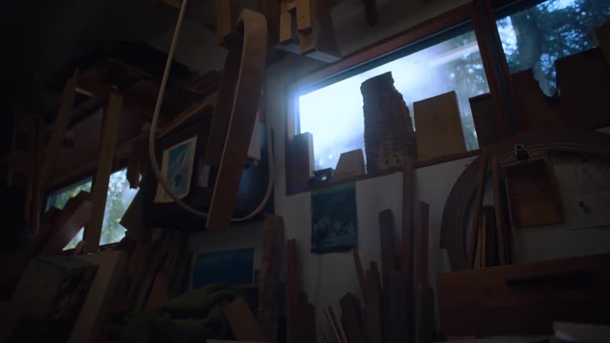 A footage of light ray reflection indoor