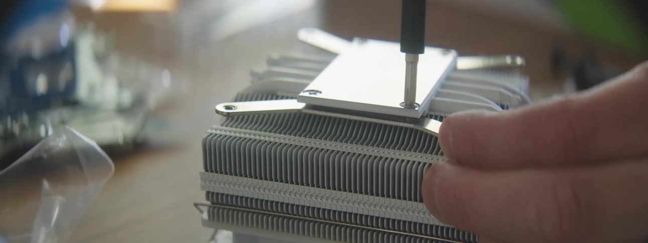 Hand tightening a screw when installing a heat sink for a processor