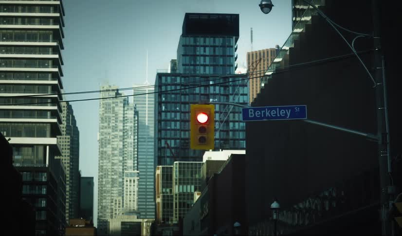 Traffic light giving the green light in the middle of a metropolis