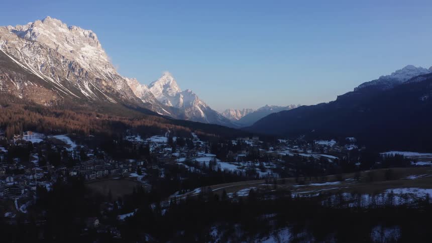 A landscape leads to the mountains