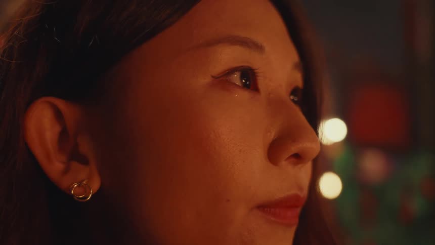 Girl who looks up