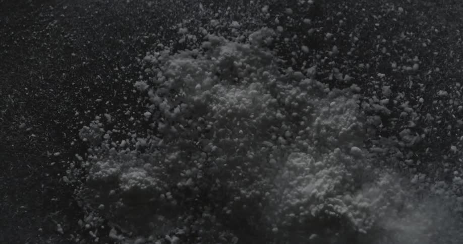 Powder reverberates on a surface