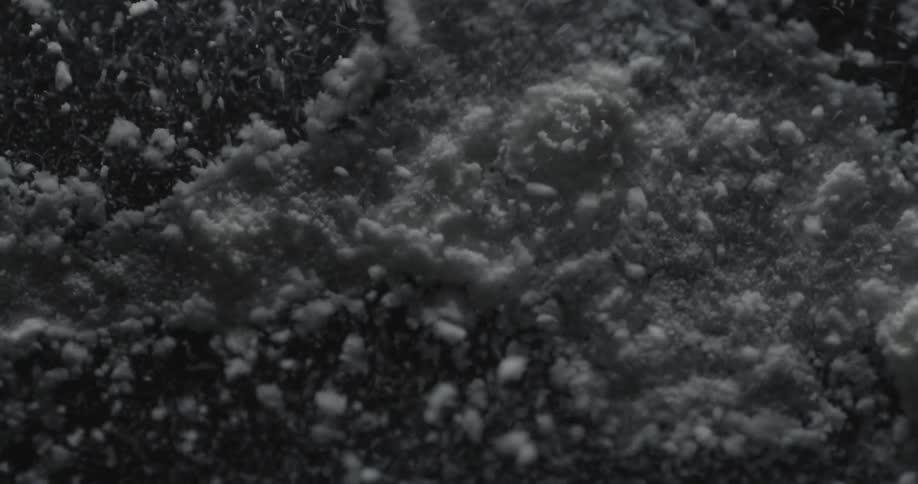 Powder reverberates on a surface