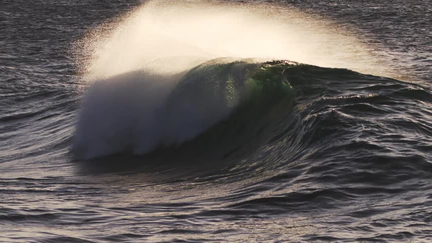 Extreme slow motion of wave forming and crashing in the ocean