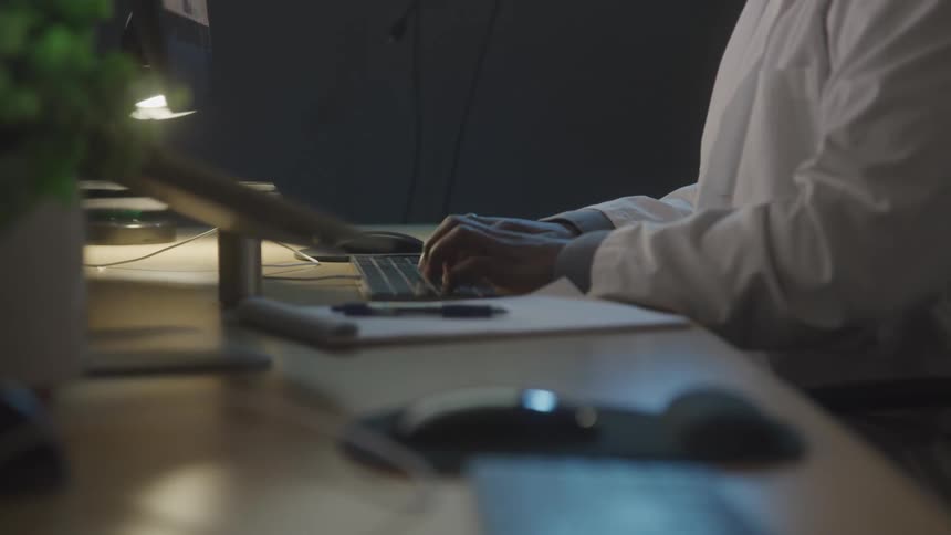 Man who writes with a keyboard and uses a mouse