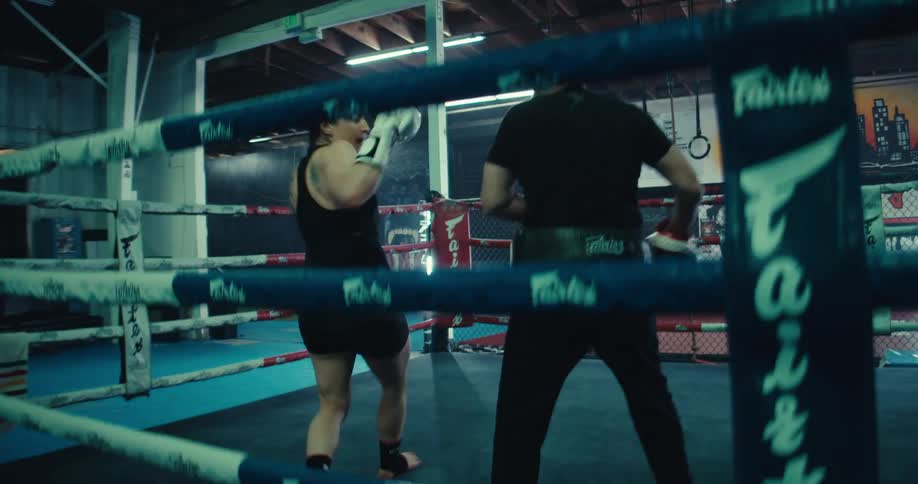 A footage of people boxing