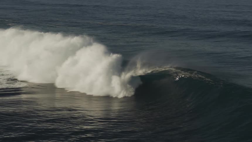 The small wave moves and crashes