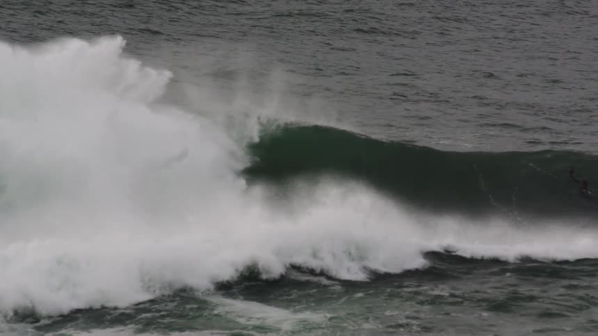 Waves of the sea crashing