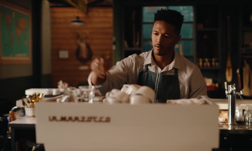 A man makes coffee in the cafe