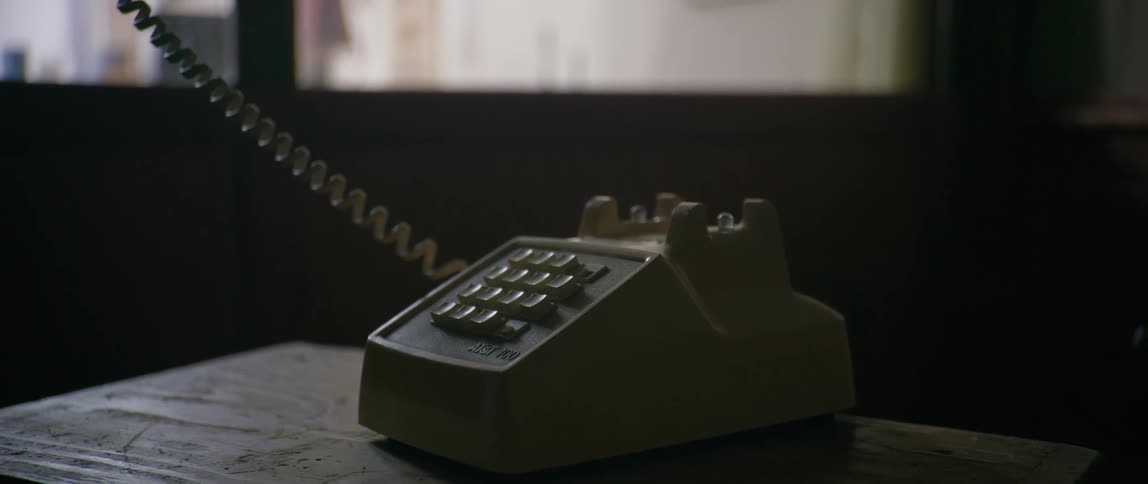 Person is answering an incoming call on a vintage phone
