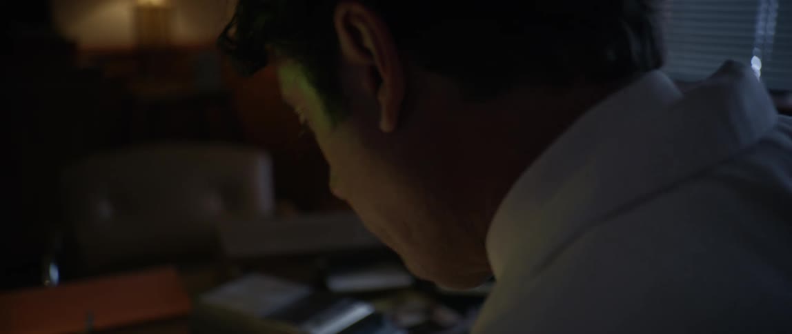 Man concentrated in an office room