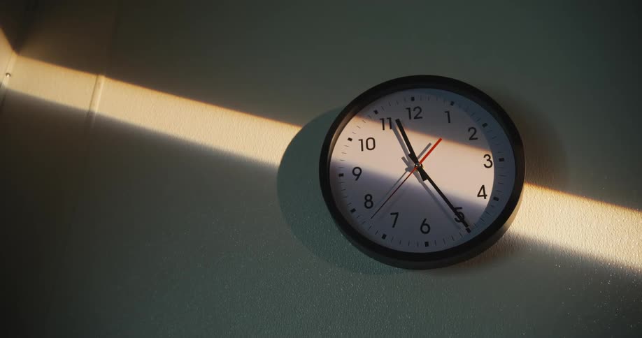 A click is ticking on the wall