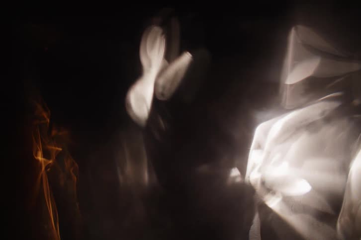 Some smoky white lights moving randomly in the environment