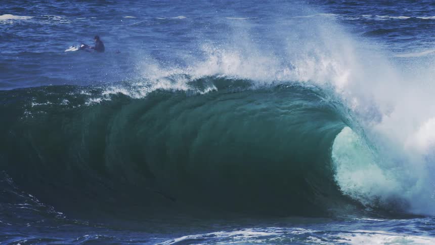 Large wave crashing