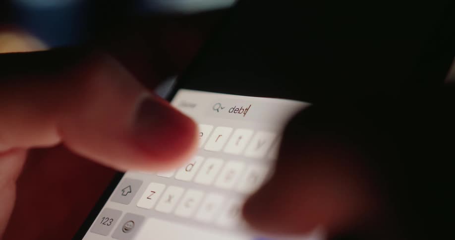 A person uses the search engine on their cell phone