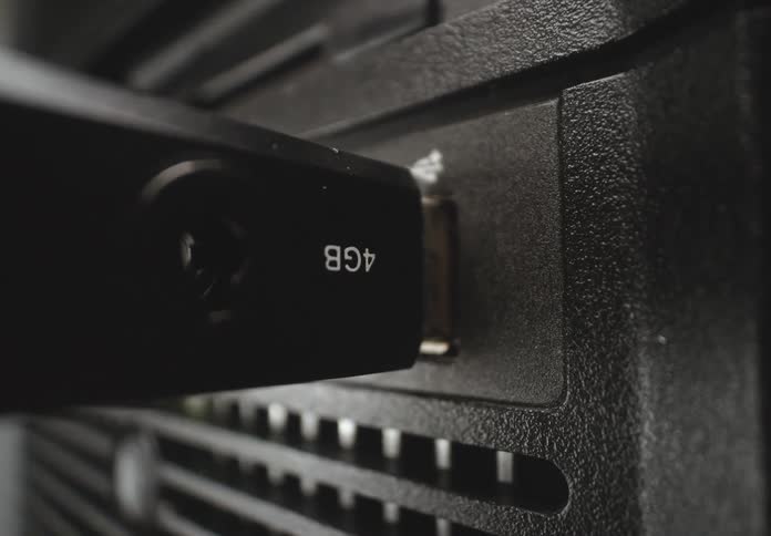 A person plugs and unplugs a flash drive