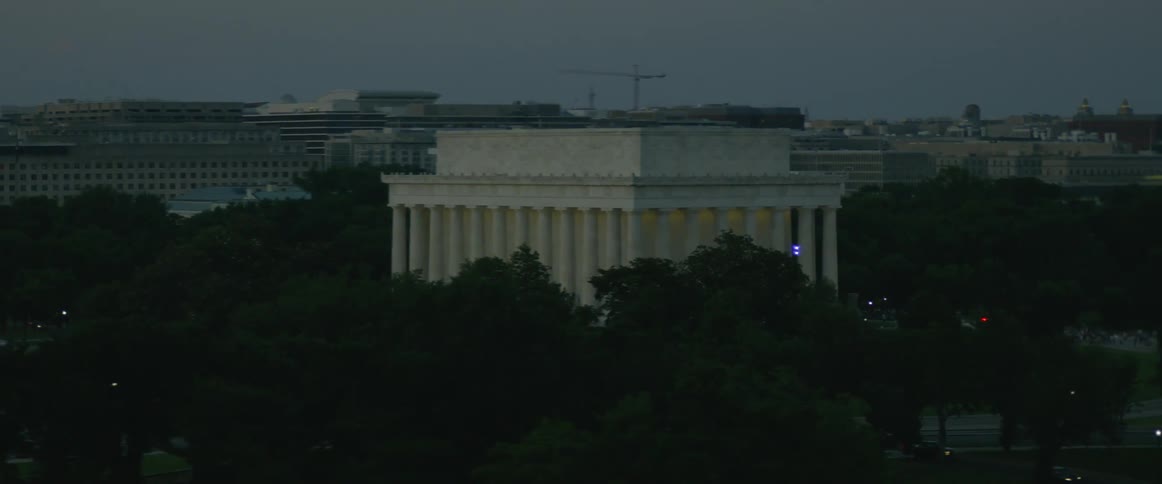 The lincoln memorial building surrounded by trees and buildings