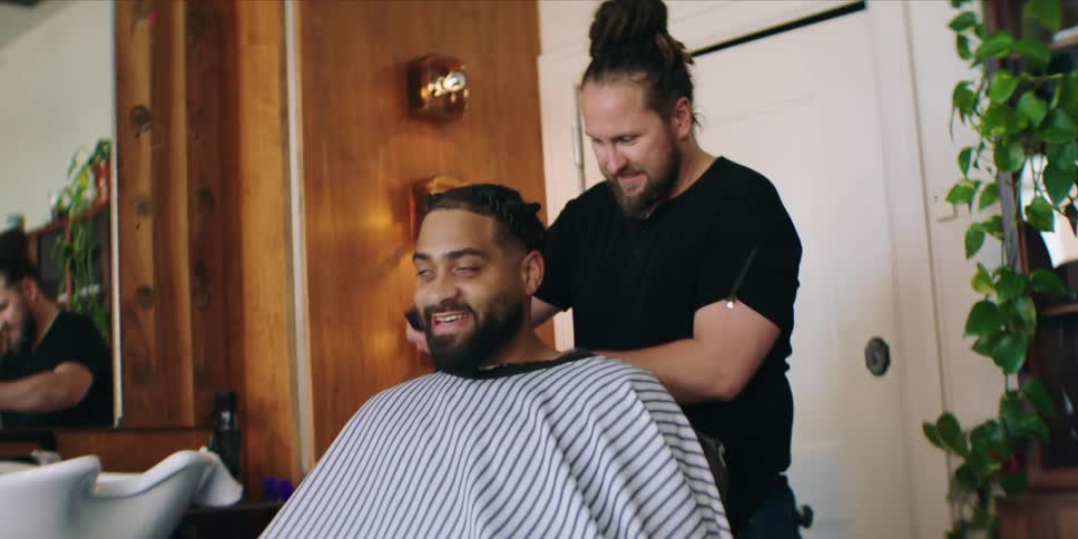 Barber cutting a mans hair