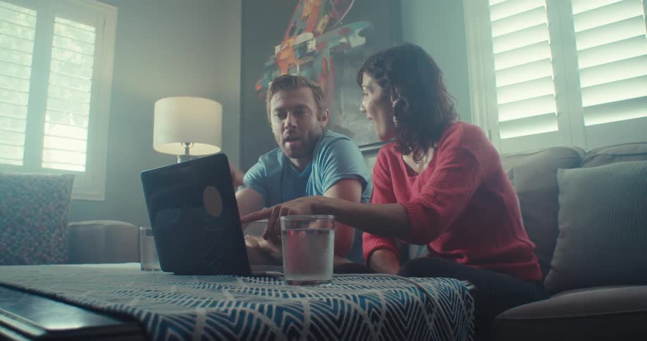 Friends talk and point at the laptop