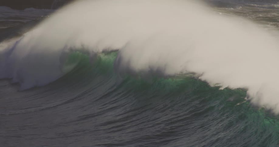 The large waves moves in the ocean