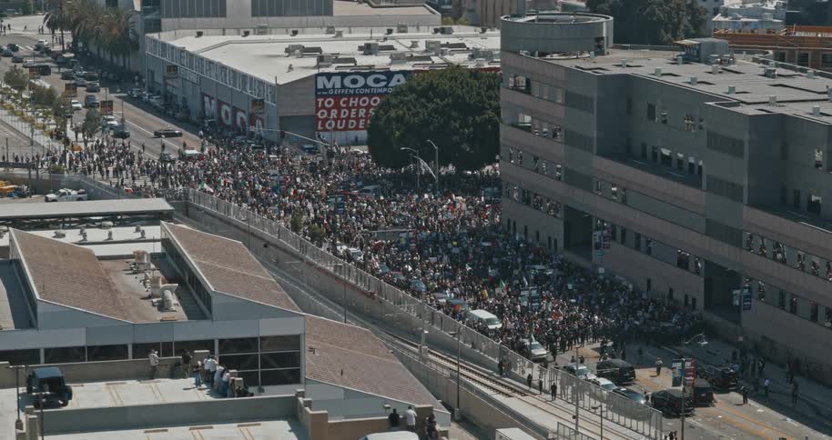 The police have blocked in hundreds of protesters on the road