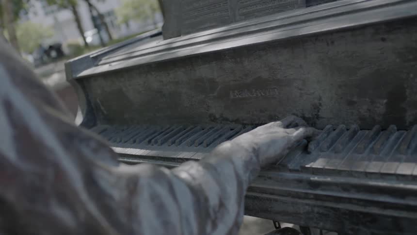 Statue of a person playing a piano