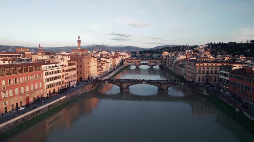 The bridge in the city is full of people walking