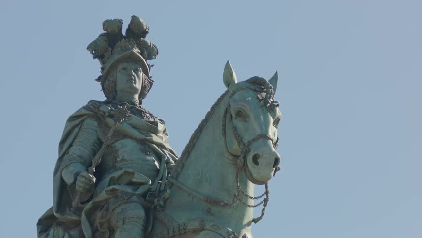 Statue of a man on a horse