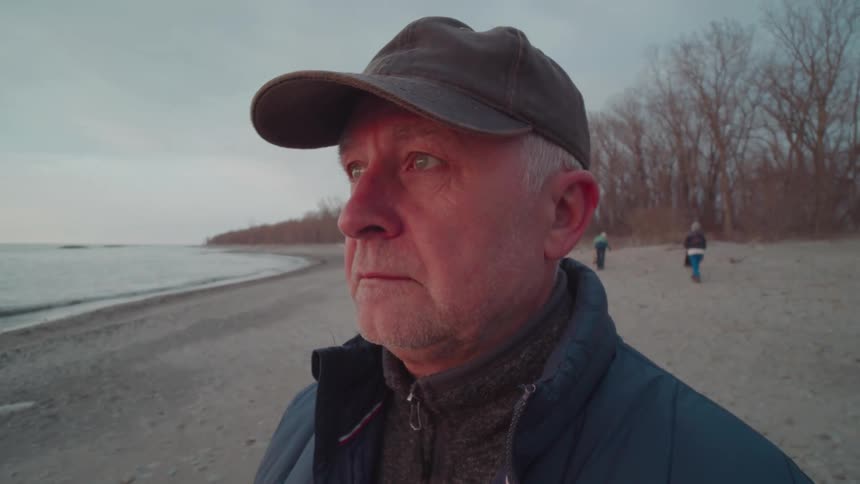 The man photographs the ocean with his cell phone