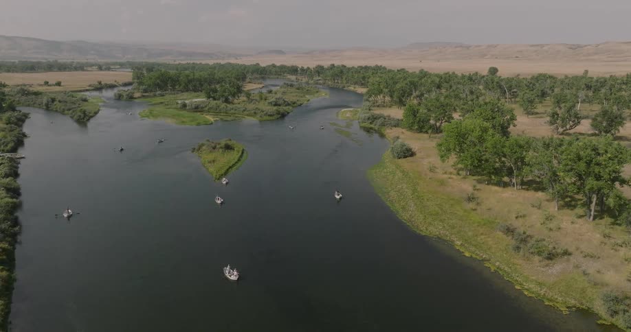 Small boats are traveling in the stream