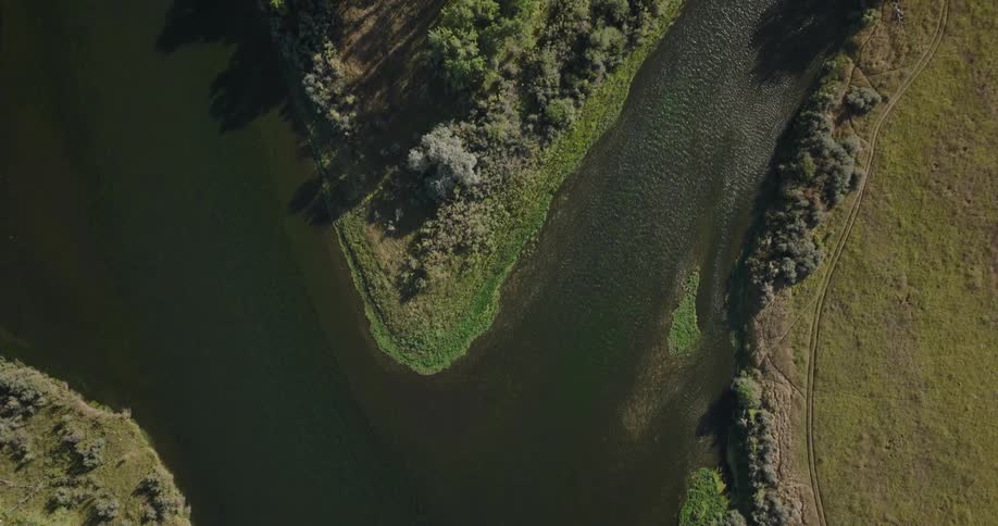 The river splits off around the islands