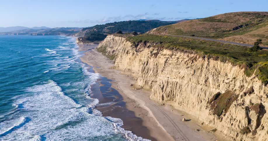 The waves are heading towards the beach